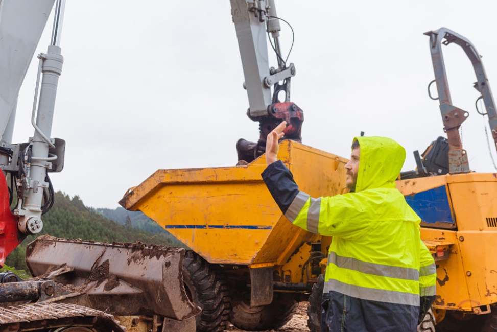 Spotter Communication Tips for Excavators and Dump Trucks